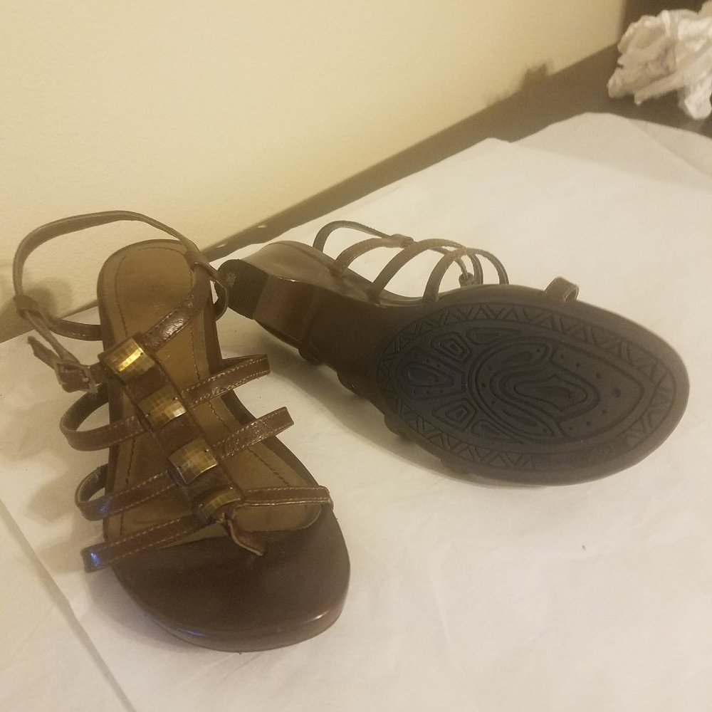 Relativity Brown strappy sandal 7.5 2" heel